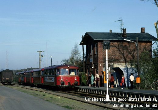 EBOE Bf Sparrieshoop Schülerzug 27-Apr-1982 Ernst-Günter Lichte