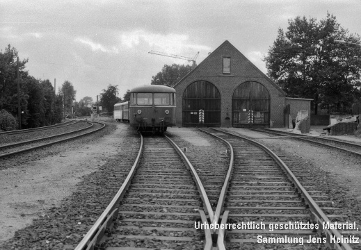 EBOE Bw Barmstedt Lokschuppen und Uerdinger Jörn Schramm (2681 visits) Blick auf den Lokschuppen des Bw Barmstedt mit angrenzendem Abstellgleis für vorübergehend ungenut... EBOE Bw Barmstedt Lokschuppen und Uerdinger Jörn Schramm