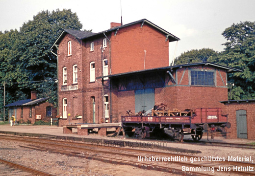 EBOE6536 Bf Wakendorf-Götzberg Empfangsgebäude AKN Güterwaggo