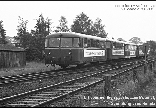 EBOE Bf Sparrieshoop VS3.52 VT3.07 VM3.90 VS3.51 VT3.09 als Zug-416 Barms-Elmsh kreuzt VT3.08 VT3.10 als Zug-415 22-Jun-1977 U Huckfeldt (208718 Besuche) Am 22. Juni 1977 kreuzt östlich des Bü Rosenstraße in Sparrieshoop Zug 416 bestehend aus VS 3.52,... EBOE Bf Sparrieshoop VS3.52 VT3.07 VM3.90 VS3.51 VT3.09 als Zug-416 Barms-Elmsh kreuzt VT3.08 VT3.10 als Zug-415 22-Jun-1977 U Huckfeldt