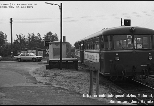 EBOE Bf Sparrieshoop VT3.07 VS3.52 als Zug-411 Elms-Barms kreuzt VT3.08 VT3.10 als Zug-414 Barms Elms 22-Jun-1977 U Huckfeldt (56591 Besuche, Bewertungspunktzahl 3.97) Der Zug 414 bestehend aus VT 3.08 und VT 3.10 verlässt den Bf Sparrieshoop, um mit dem Zug 411 best... EBOE Bf Sparrieshoop VT3.07 VS3.52 als Zug-411 Elms-Barms kreuzt VT3.08 VT3.10 als Zug-414 Barms Elms 22-Jun-1977 U Huckfeldt